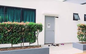 Attractive 3 Bedroom Condo With Pool-D Raudhah Homestay